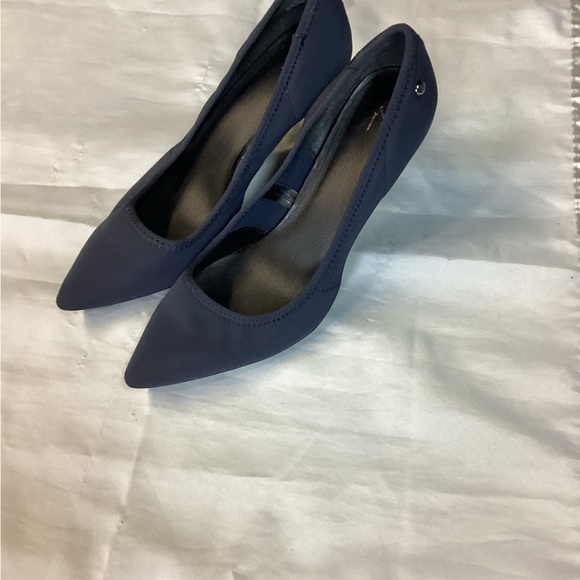 Vera Wang Navy Women's Heels - Picture 1 of 5